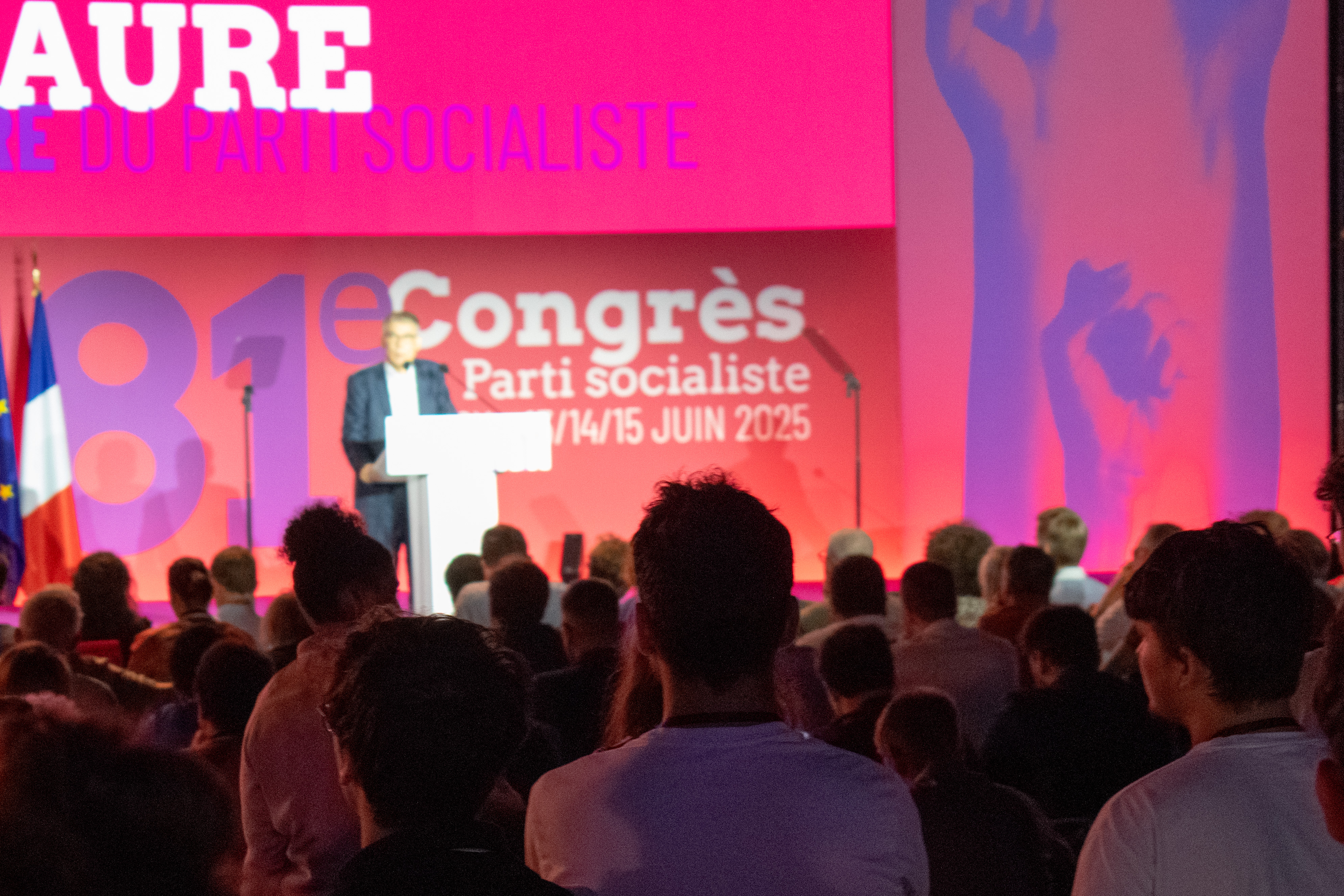 Des militants des Jeunes Socialistes écoutent le discours d'Olivier Faure